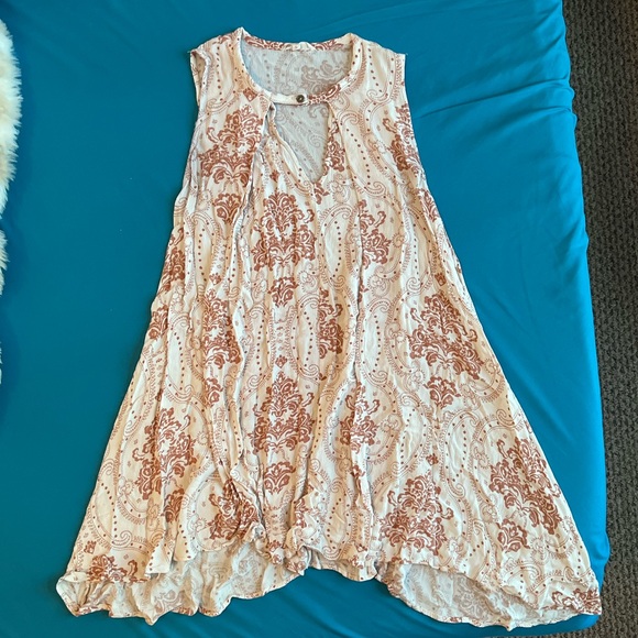 Cute Sleeveless top with front cutout flared bottom blouse size Small - Picture 4 of 16